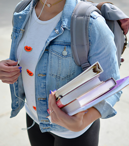 Mission di Parole che fanno bene Parole che fanno bene immagine di ragazza con libri